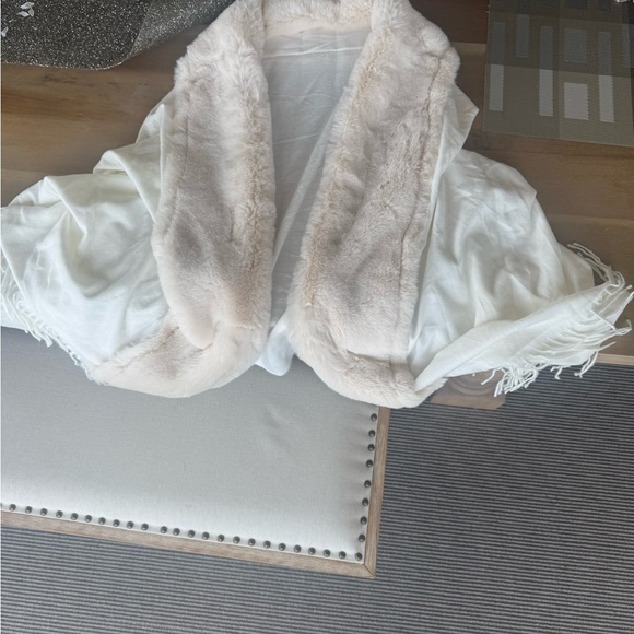 Cream Faux Fur Trim Scarf Elegant - Picture 5 of 10